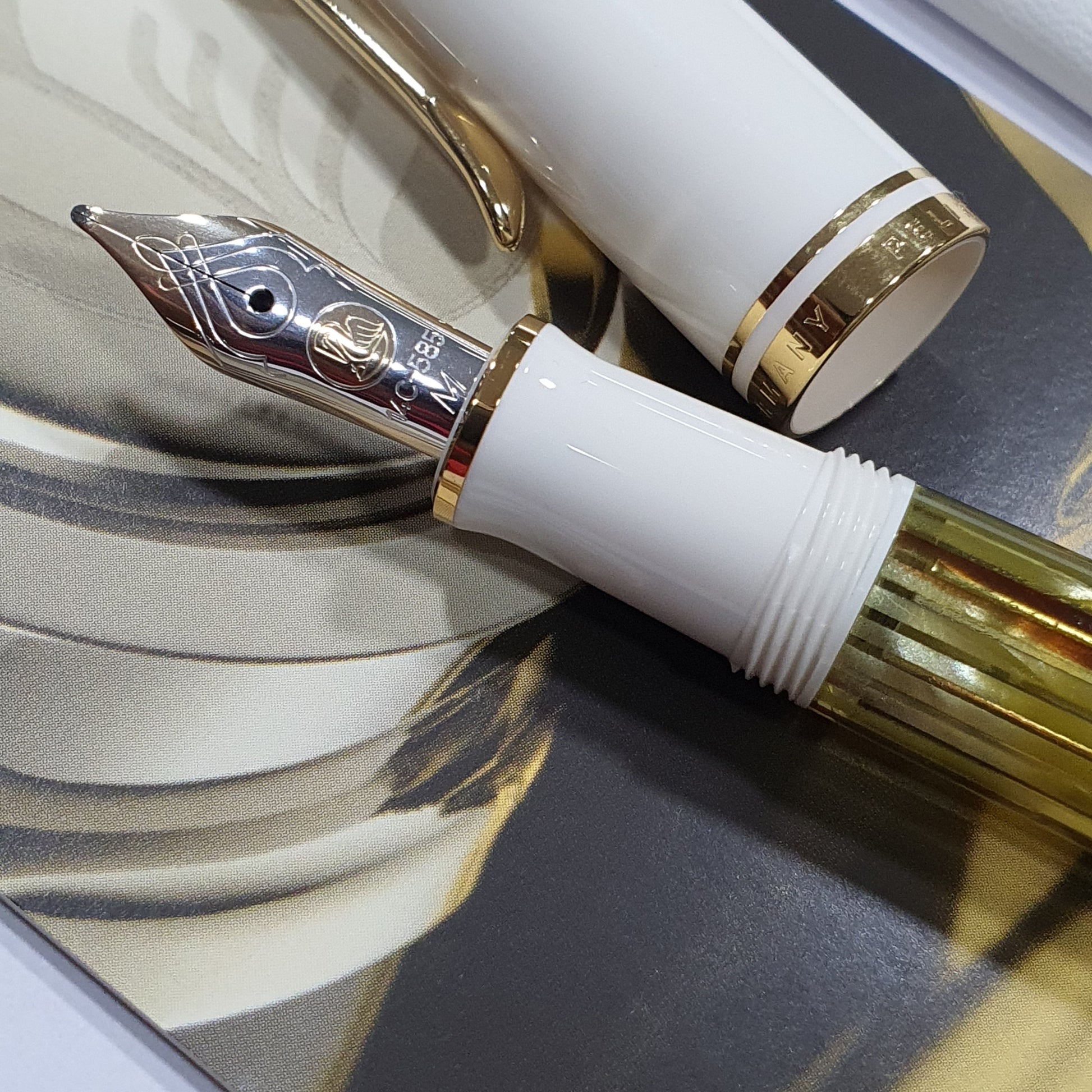 Pelikan Souveran M400 White Tortoiseshell Fountain Pen