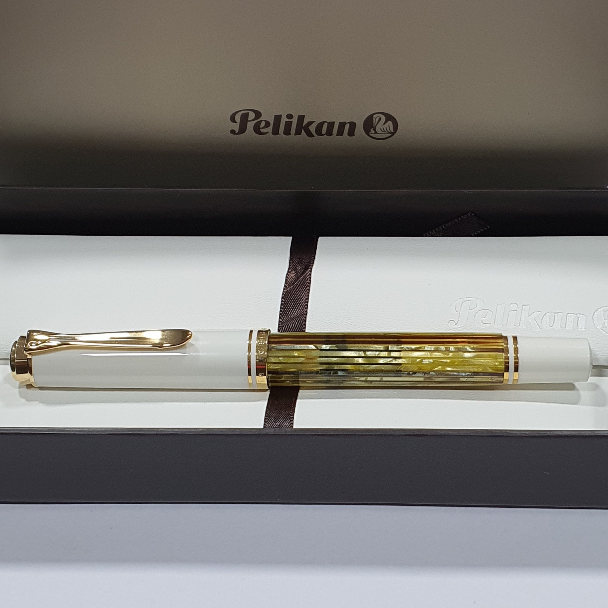 Pelikan Souveran M400 White Tortoiseshell Fountain Pen