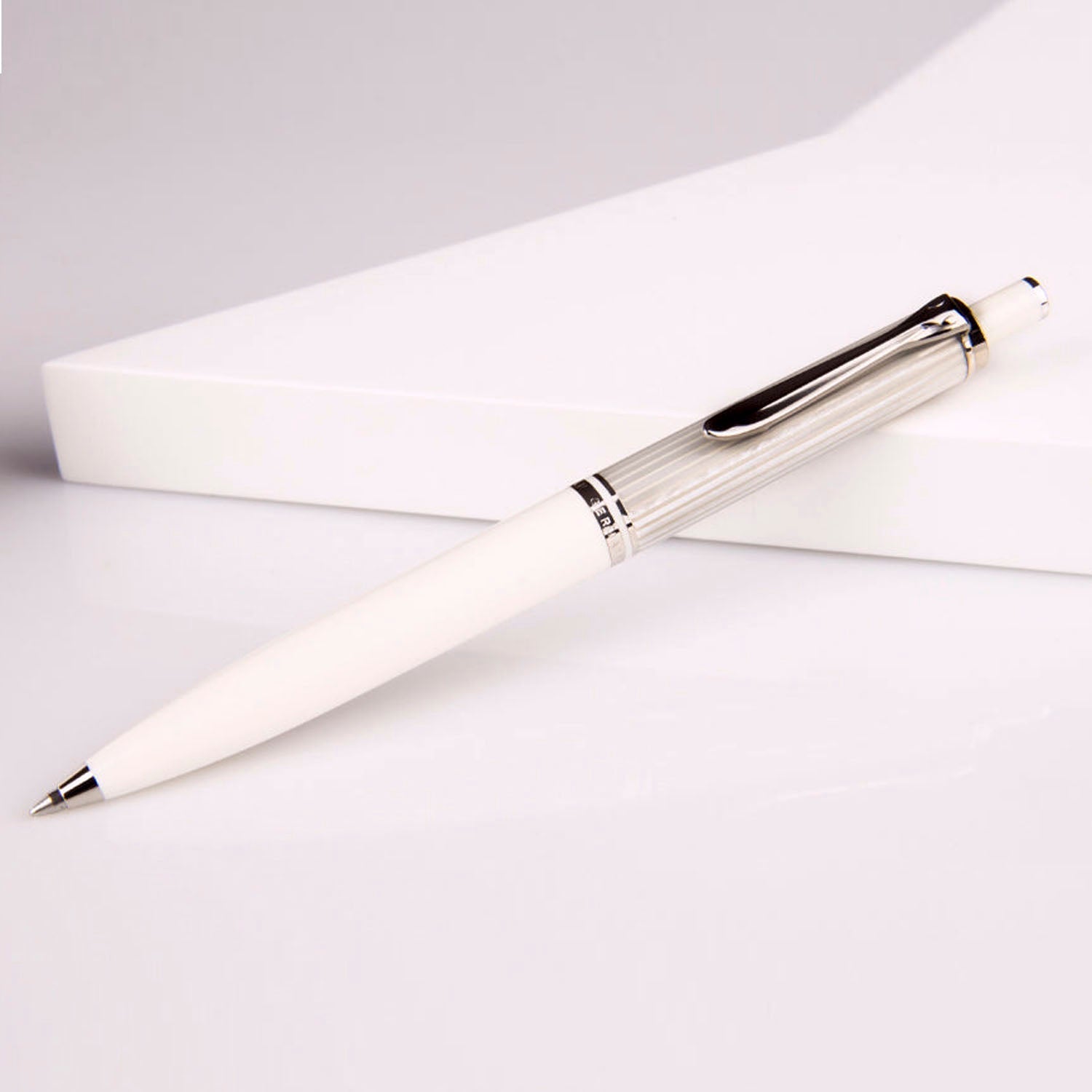 Pelikan Souveran K405 Silver/White Ballpoint Pen 815499