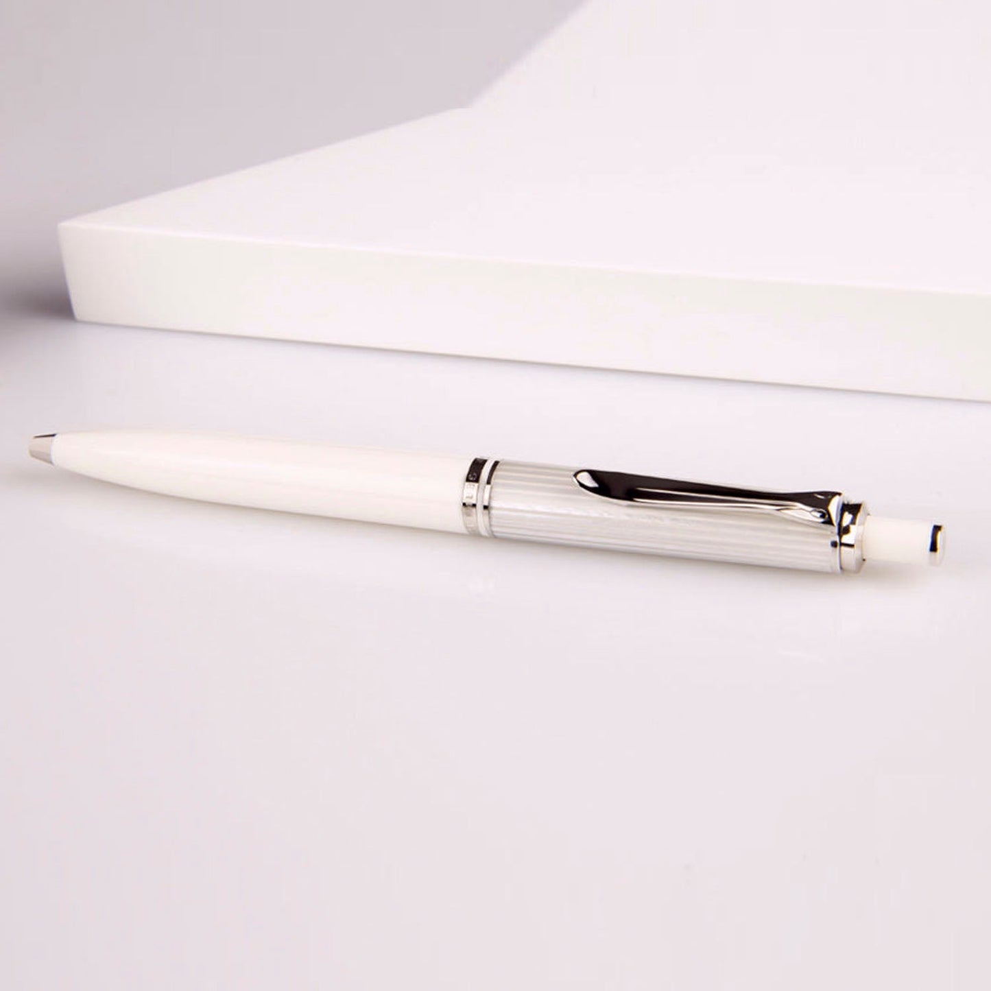 Pelikan Souveran K405 Silver/White Ballpoint Pen 815499