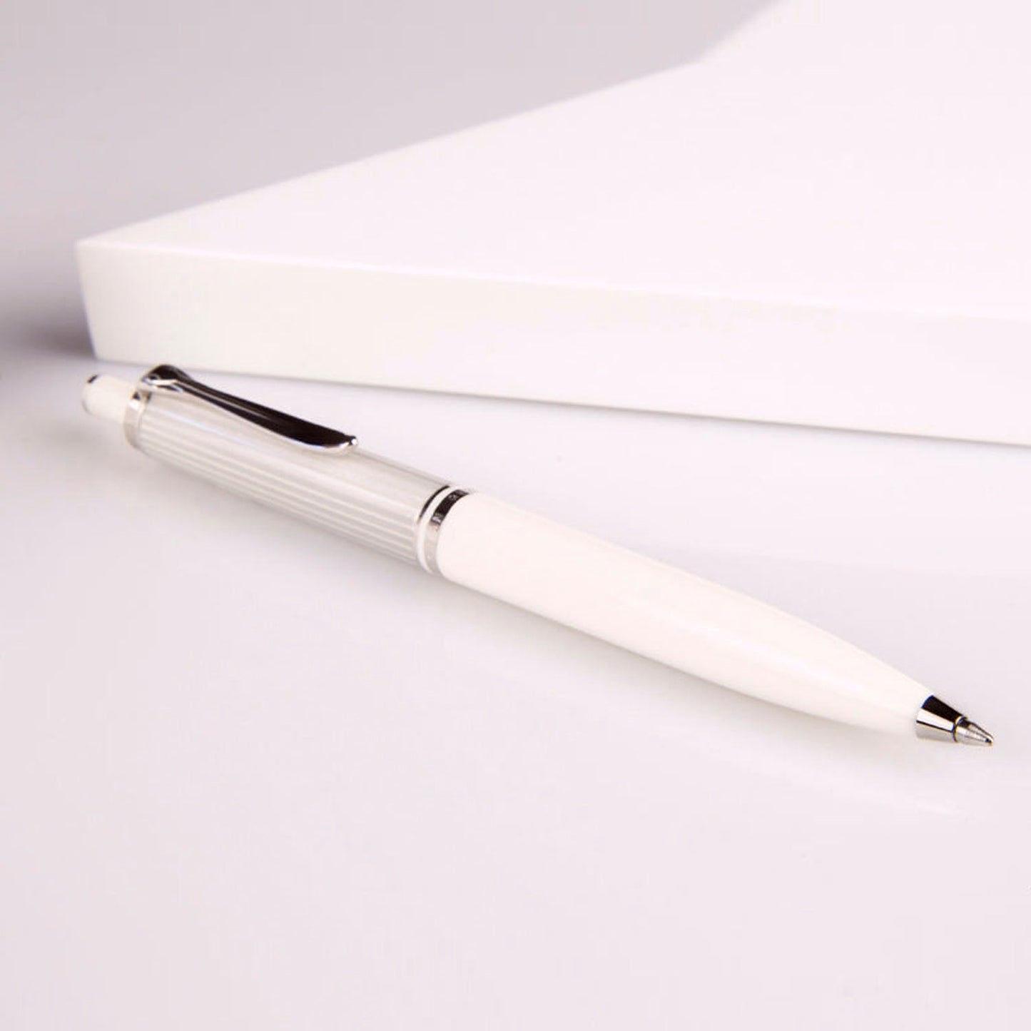 Pelikan Souveran K405 Silver/White Ballpoint Pen 815499