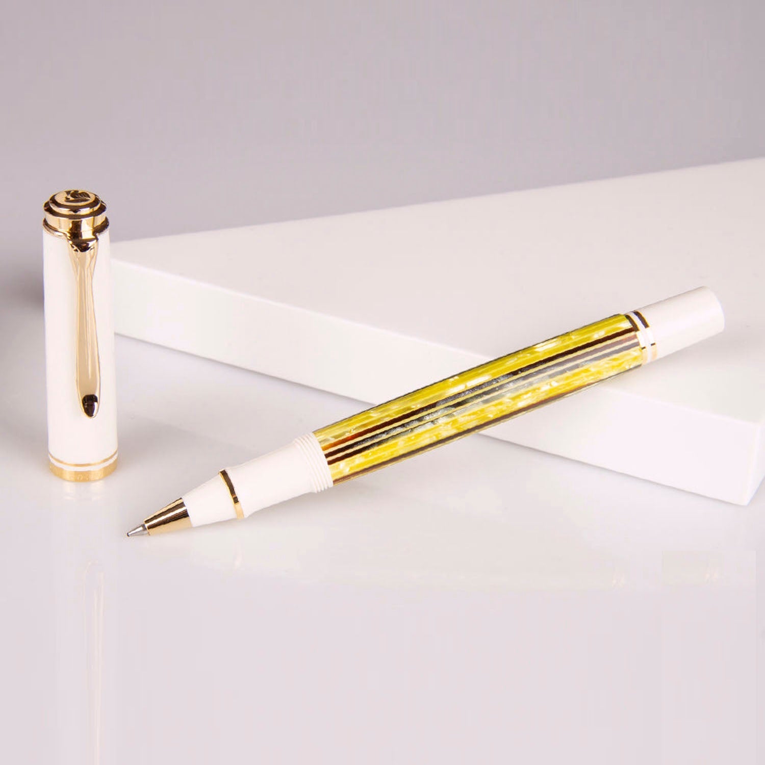 Pelikan Souveran R400 White Tortoiseshell Roller Ball Pen 935585