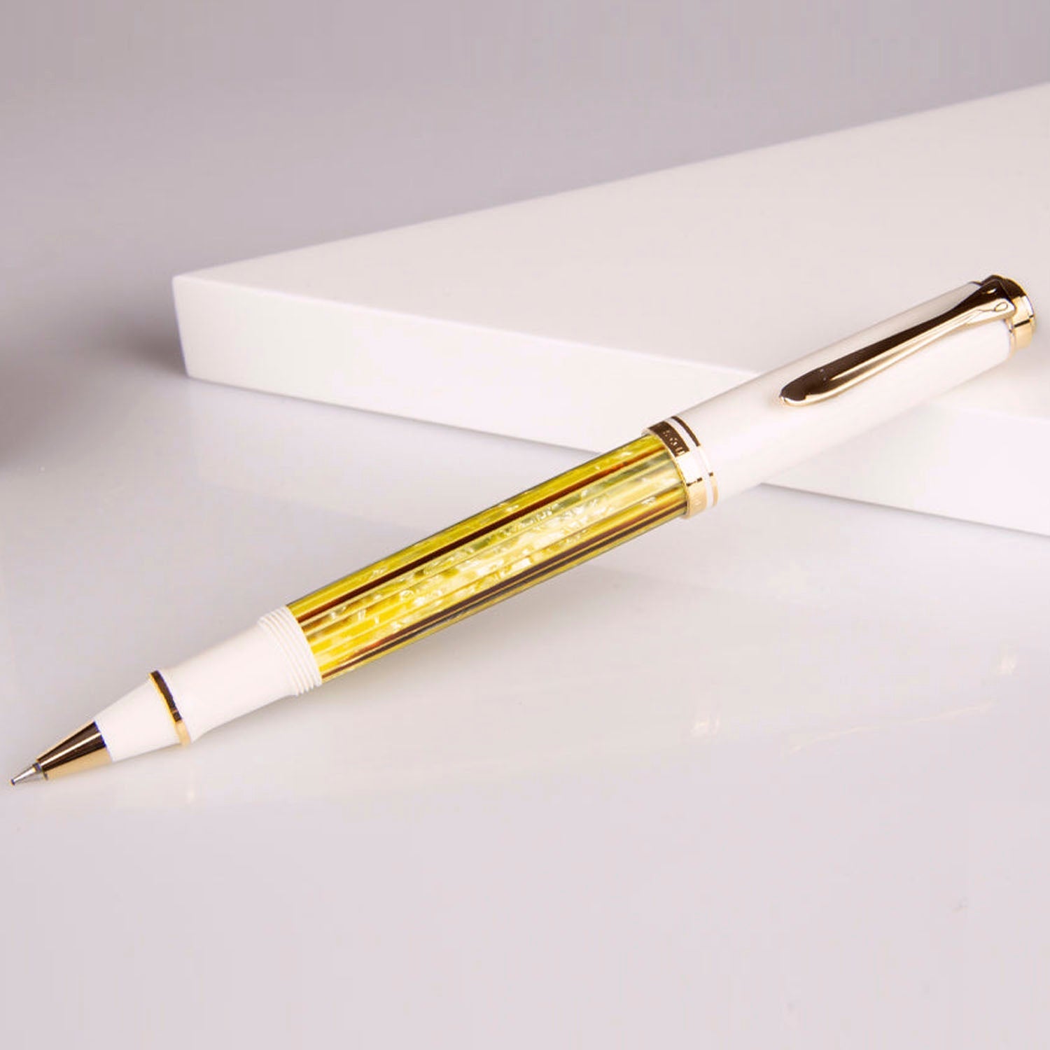 Pelikan Souveran R400 White Tortoiseshell Roller Ball Pen 935585