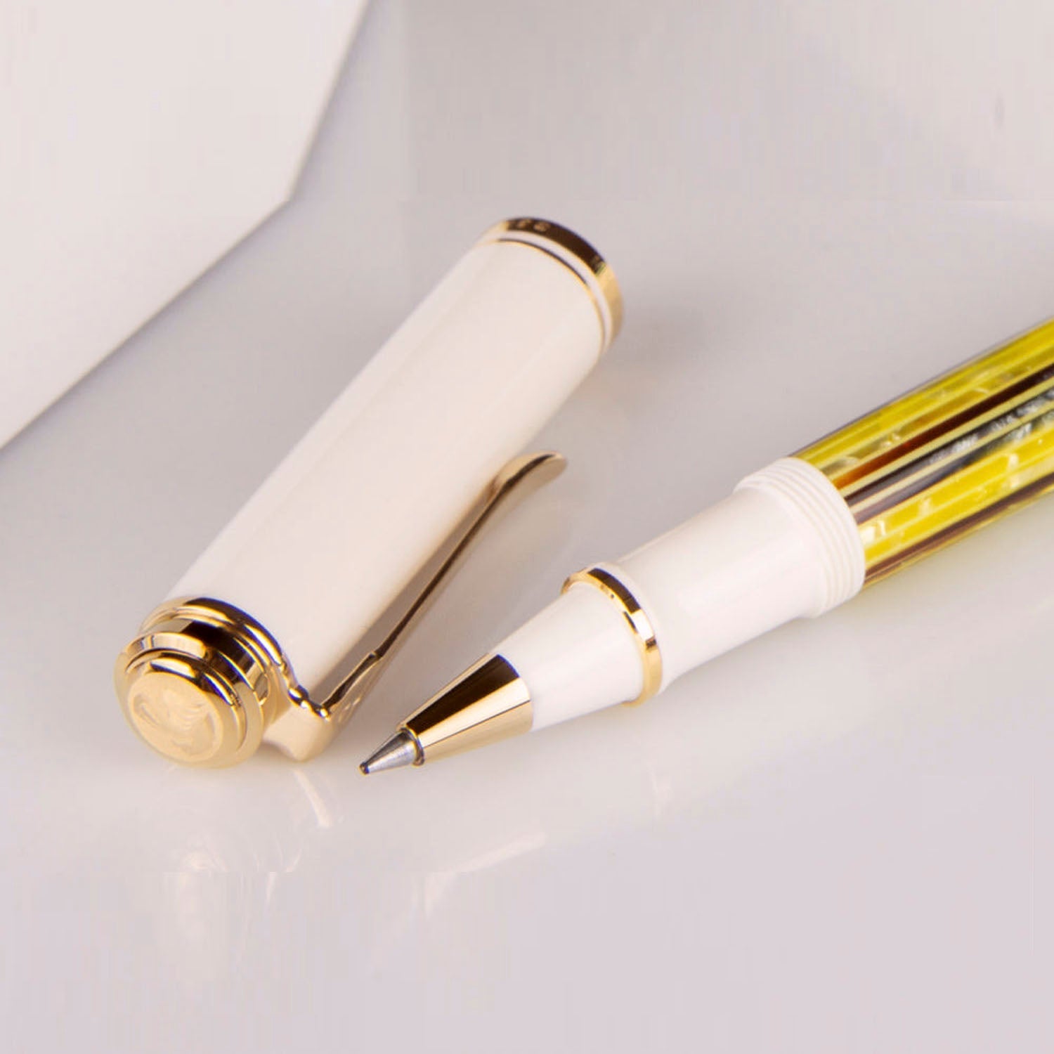 Pelikan Souveran R400 White Tortoiseshell Roller Ball Pen 935585