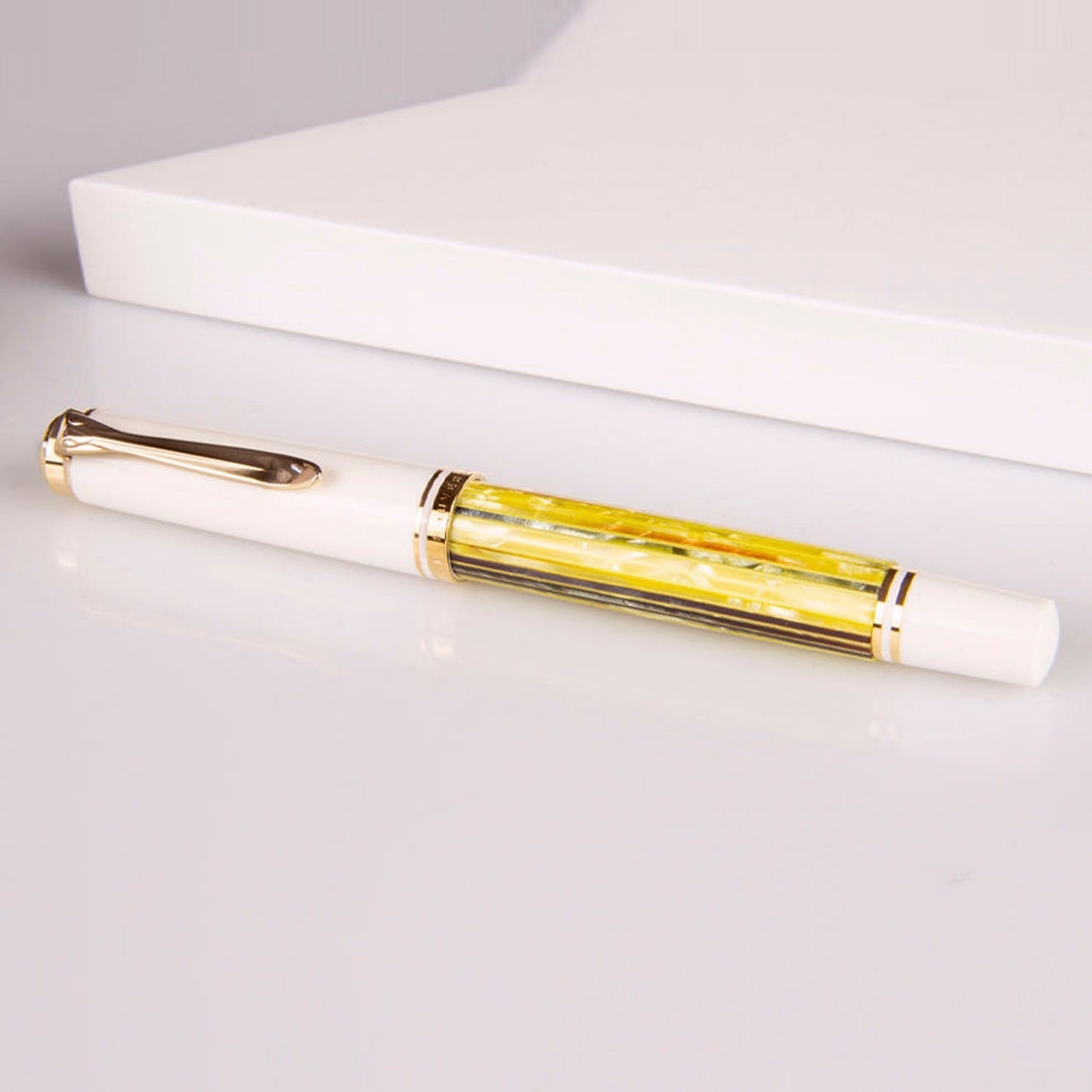 Pelikan Souveran R400 White Tortoiseshell Roller Ball Pen 935585