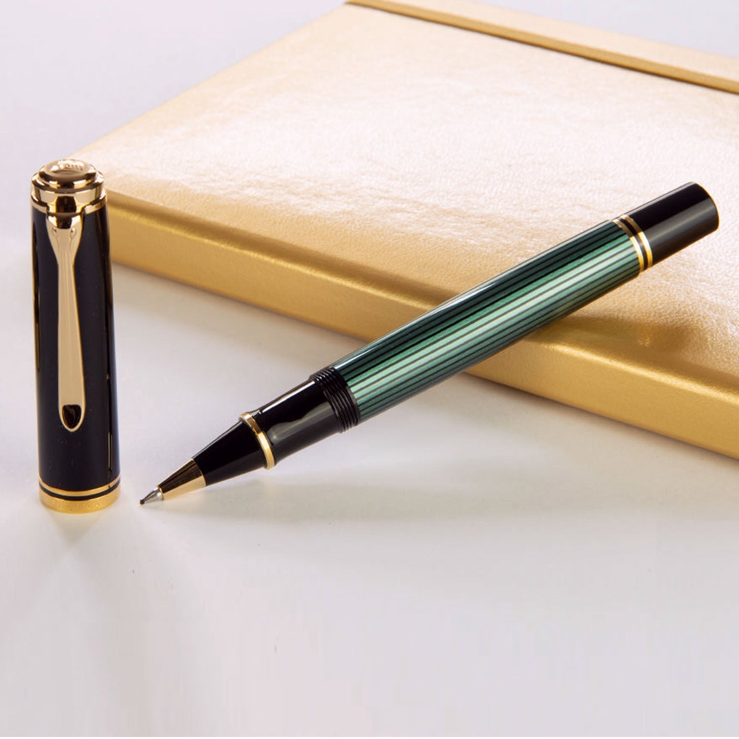 Pelikan Souveran R800 Black/Green Roller Ball Pen 987990